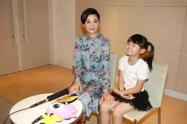 徐帆冯小刚经历,冯小刚徐帆携15岁养女露面