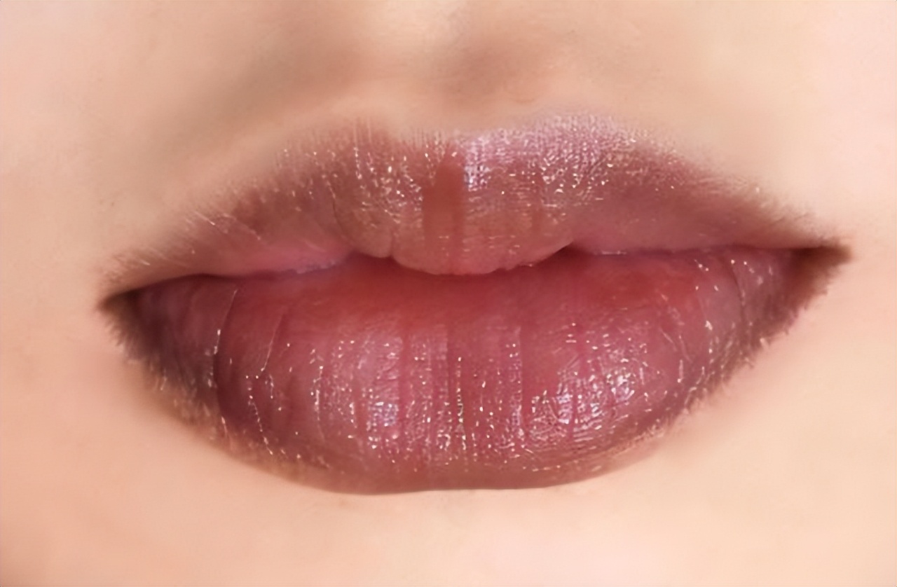 42岁唇纹深适合涂什么口红,为什么有的女人不适合涂口红