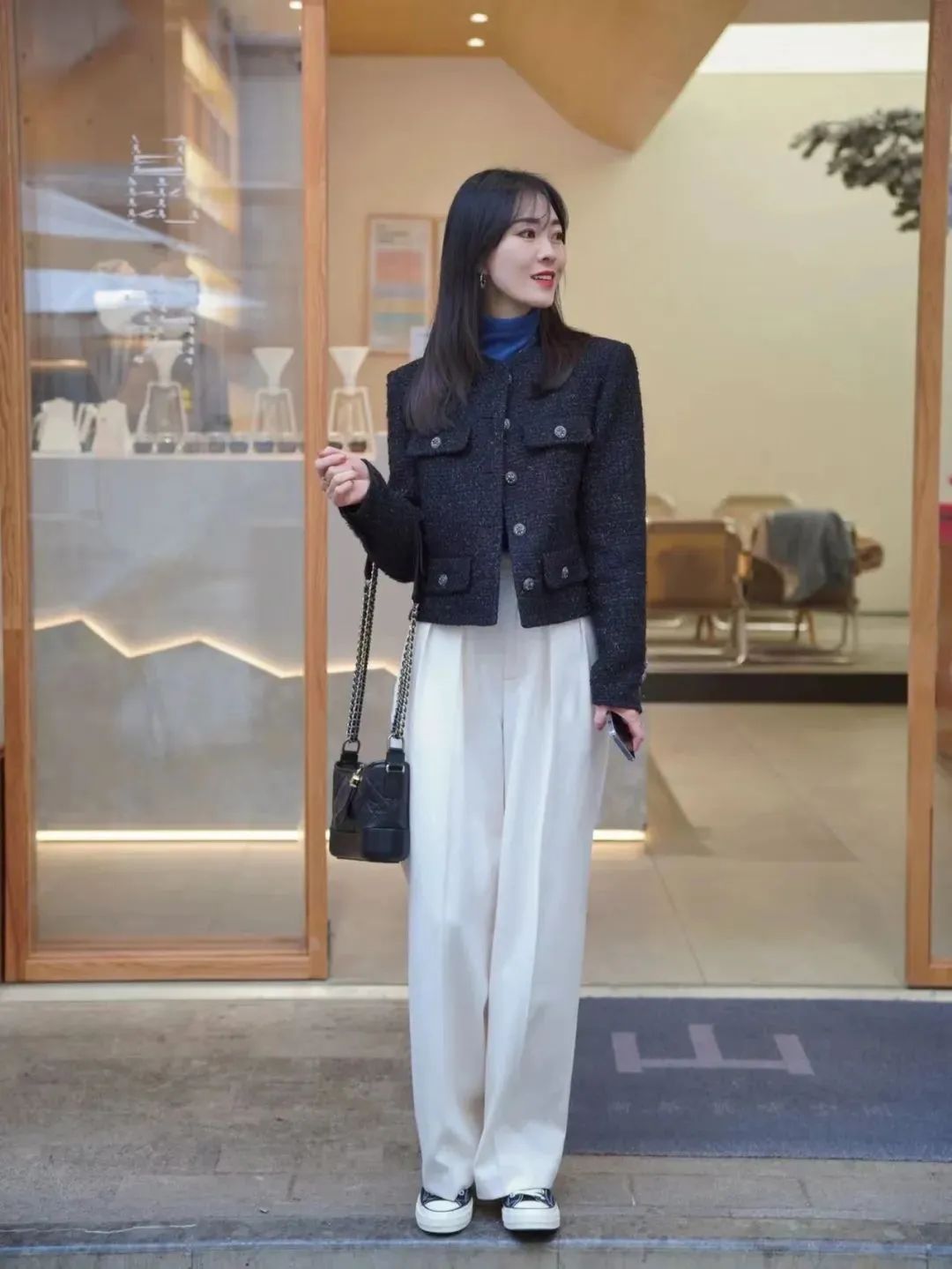 春夏流行的白裤子5种穿搭方法，清爽又自在