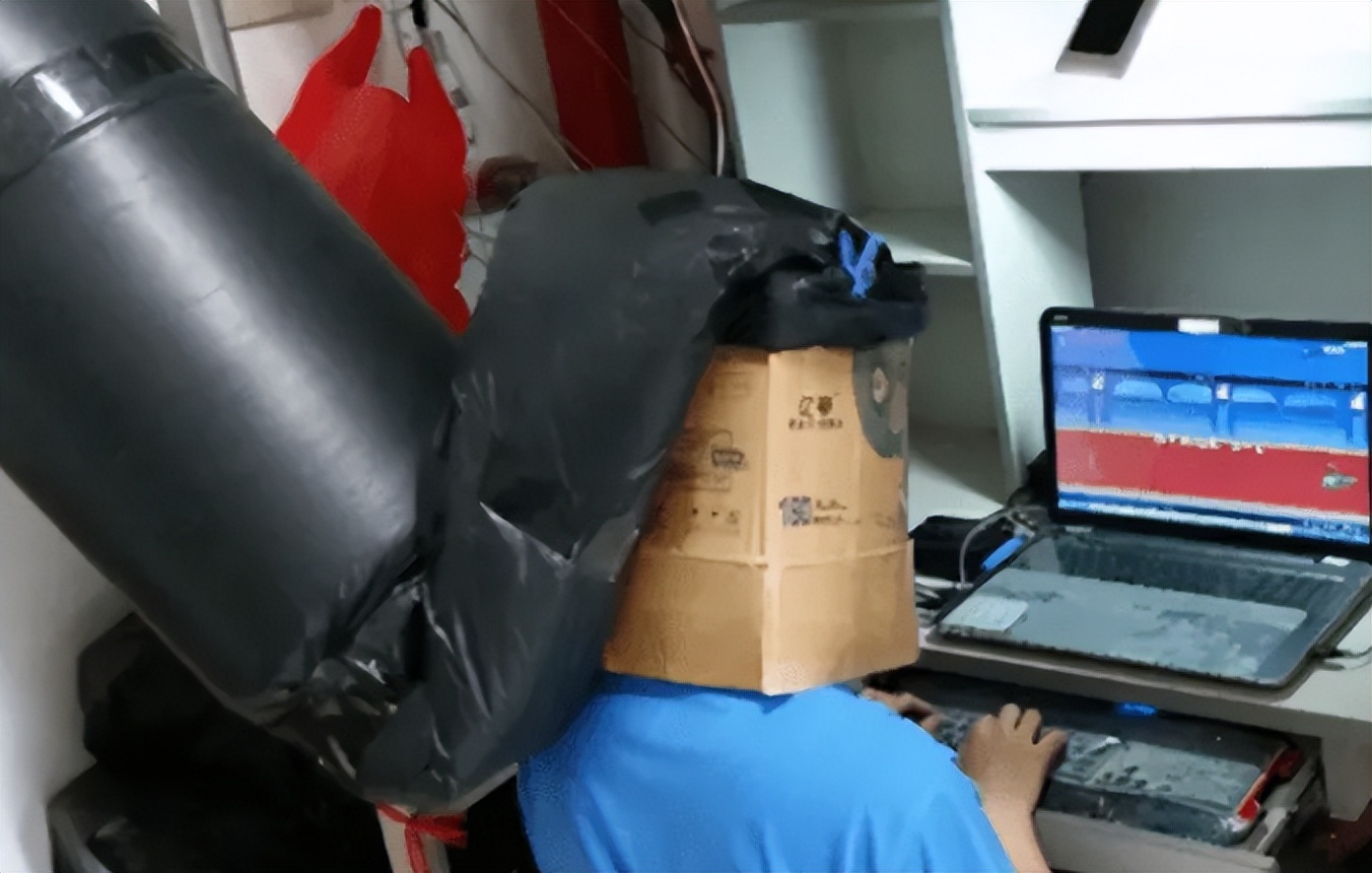 南方学生到北方上学，室友看着他的床疑惑不解：入秋了还铺凉席？