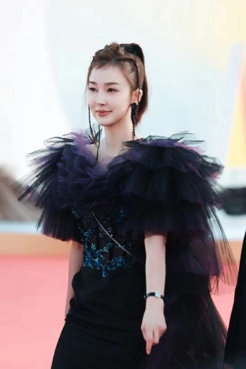 姚星彤颁奖典礼视频,姚星彤镂空礼服