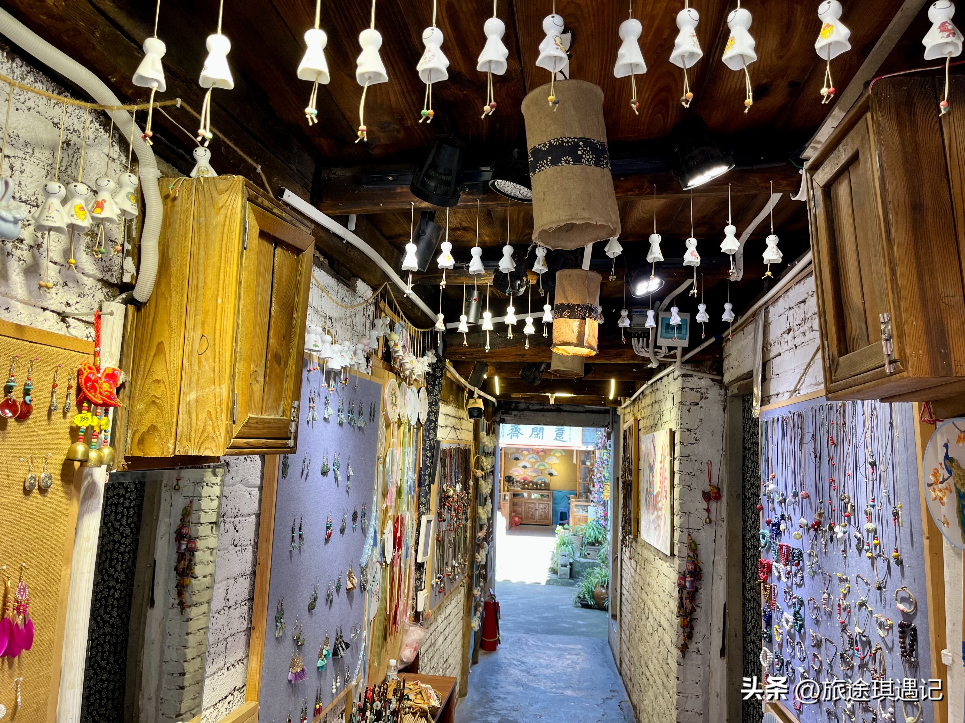 贵阳市5a级景区青岩古镇水果捞,青岩古镇附近的布依古寨