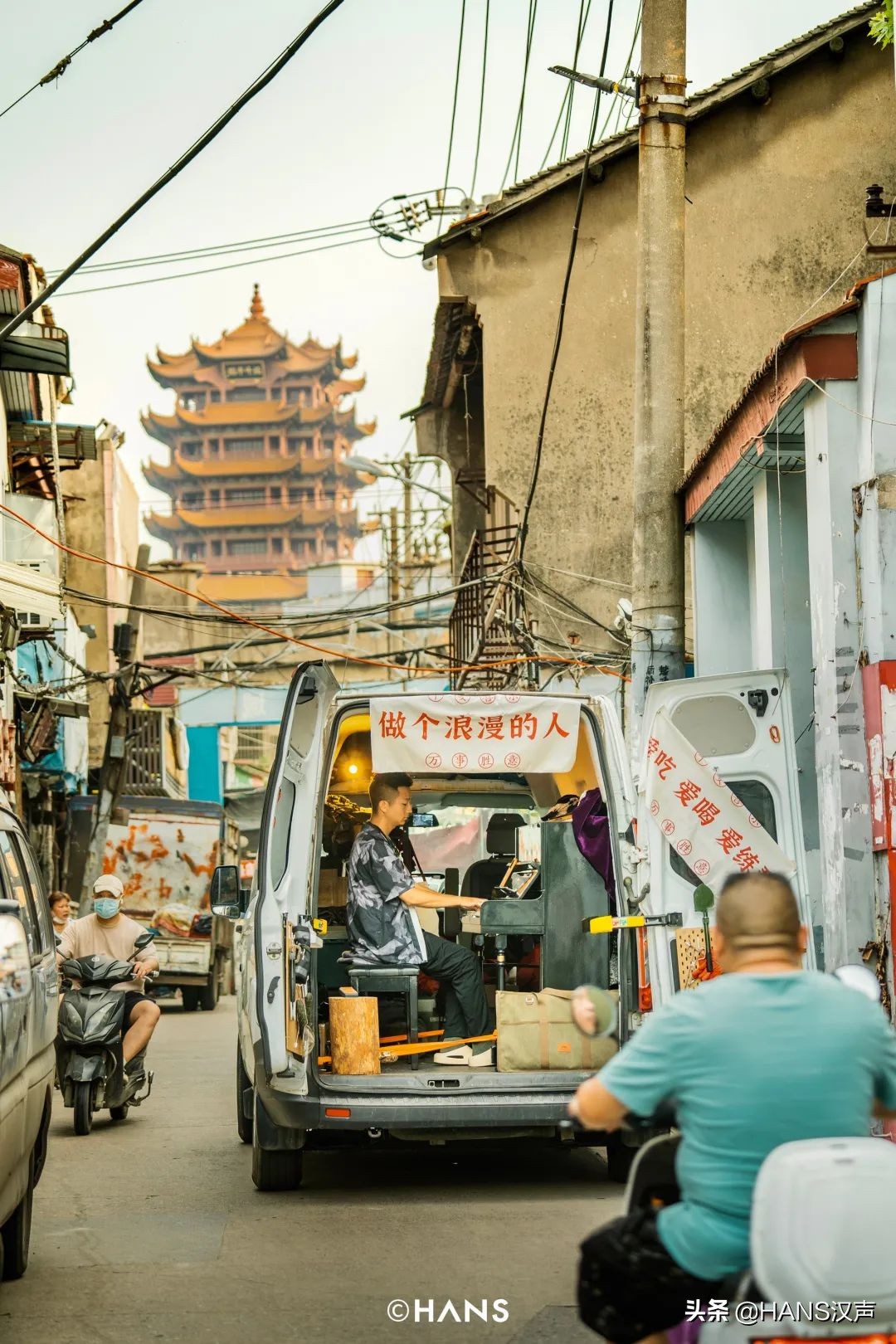 开着面包拖着钢琴，他弹遍武汉大街小巷