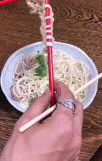 塞进去容易拔出来难,妹子着急死了哈哈哈哈哈哈！真的尴尬啊