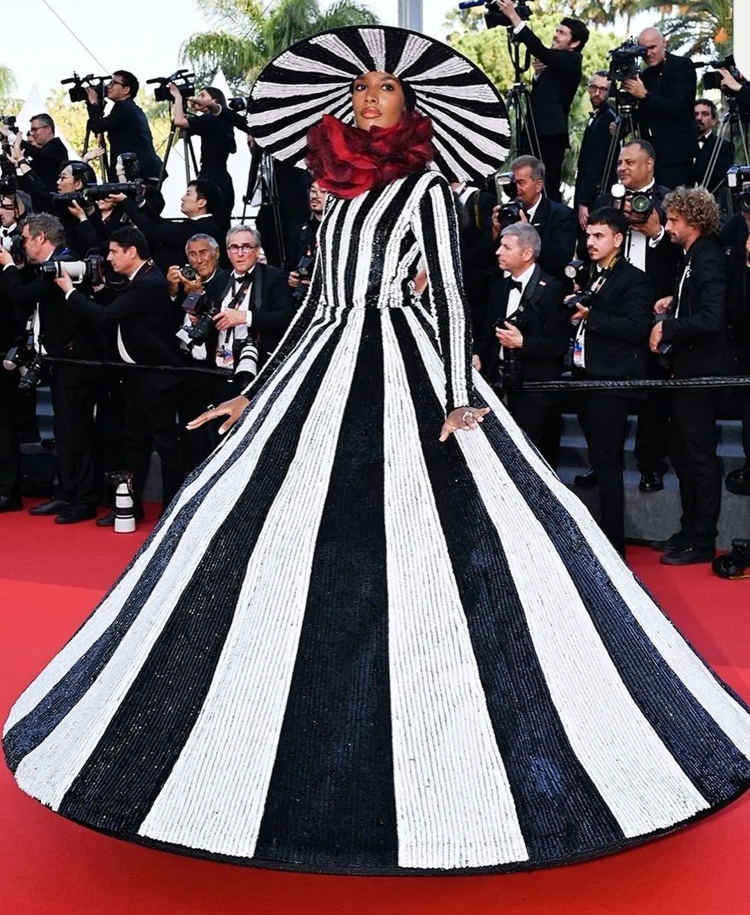 戛纳红毯范冰冰艳压群芳,范冰冰再次惊艳戛纳红毯