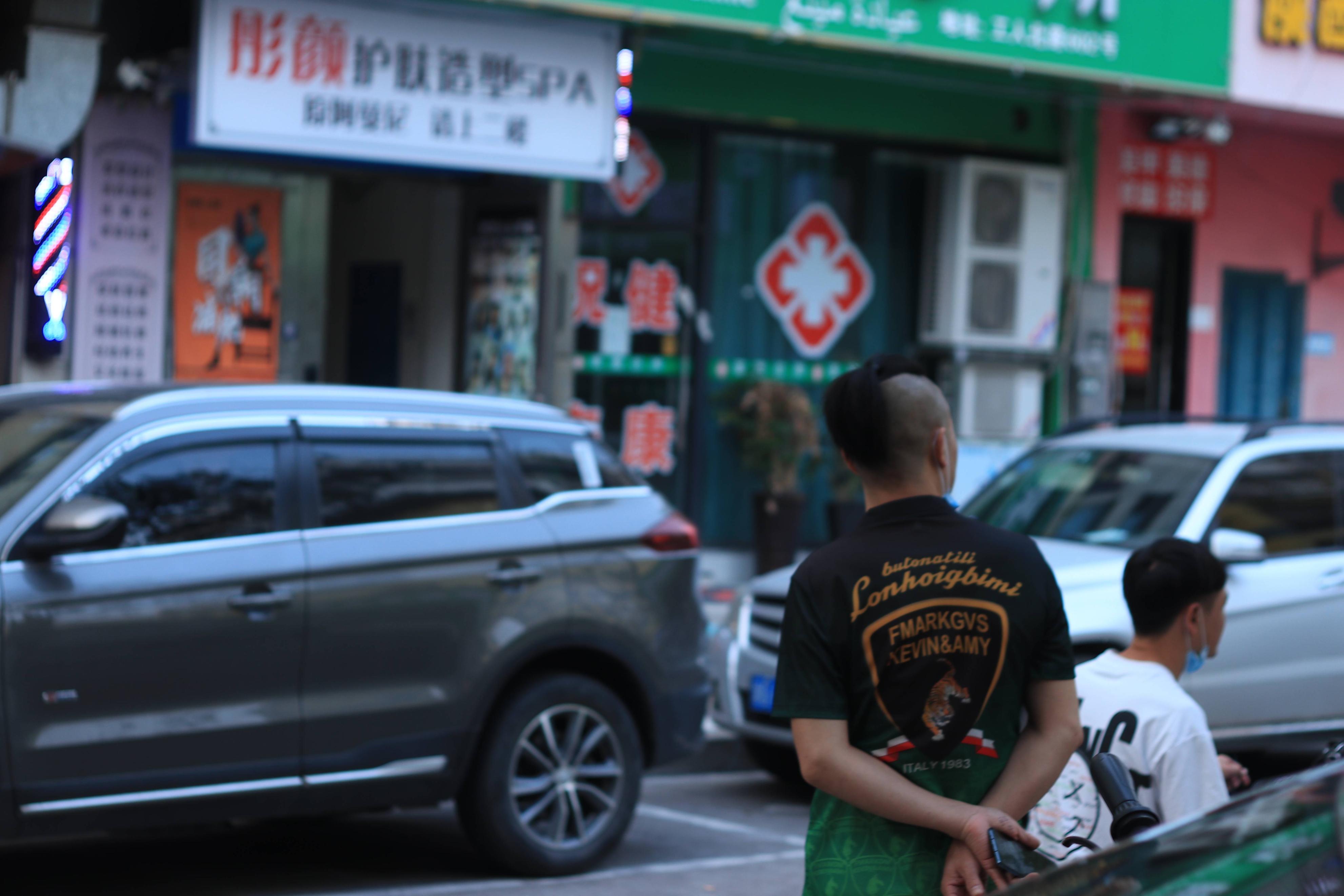 意大利人用中文记录疫情曾睡在雕塑里上海邻居送大米蟑螂药