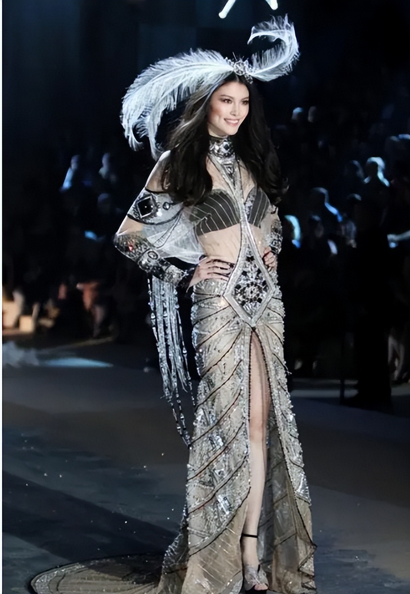 趋炎附势与指鹿为马,何穗陈伟霆被拍视频