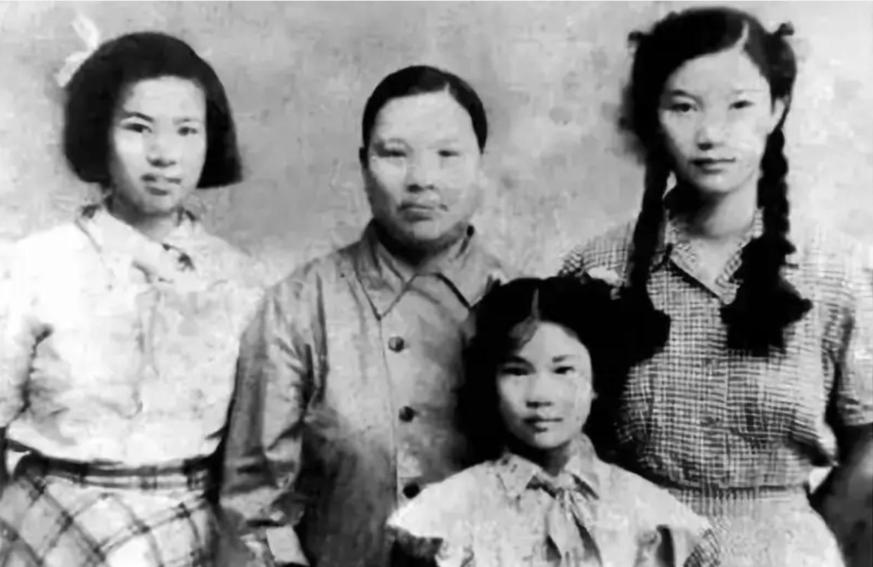 张文秋：毛主席双重亲家，两任丈夫皆烈士，02年身披*旗国**安详长眠