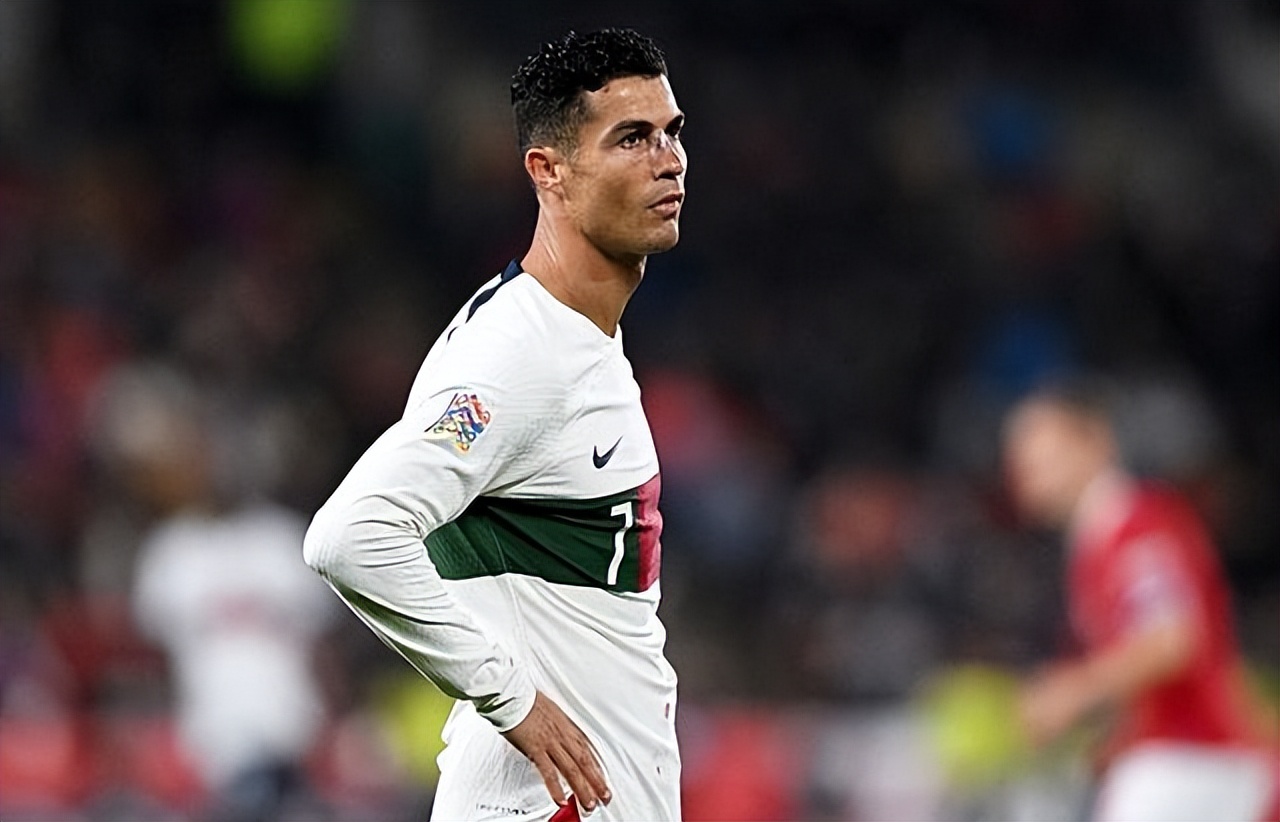 又来搞笑！C罗门前3米空位调整3秒，卯足力气一脚踢空，帅气逼人