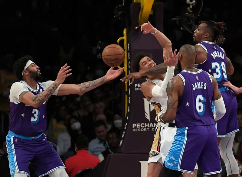 老詹只有天赋没有努力,老詹为啥要不停的抱团不停的跑