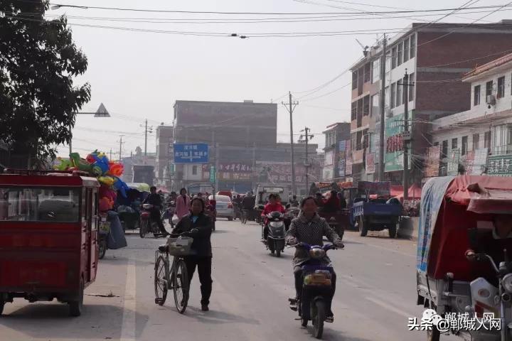 郸城这个镇路中间立匹马!繁荣景象,小妮来白马惊呆了