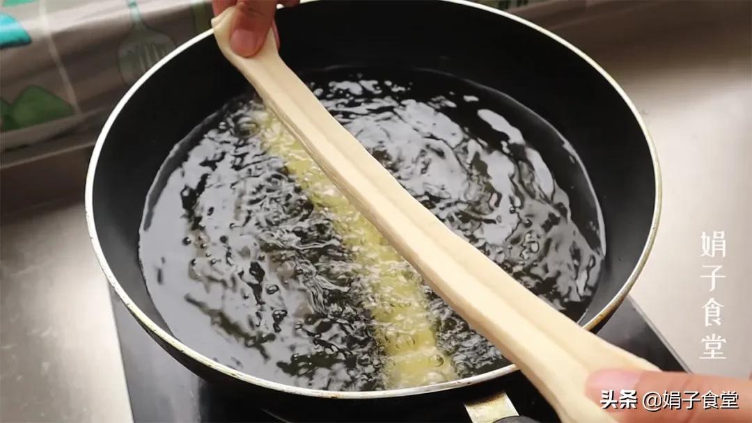 早上只需五分钟在家自制大油条,怎样能做出又软又脆油条