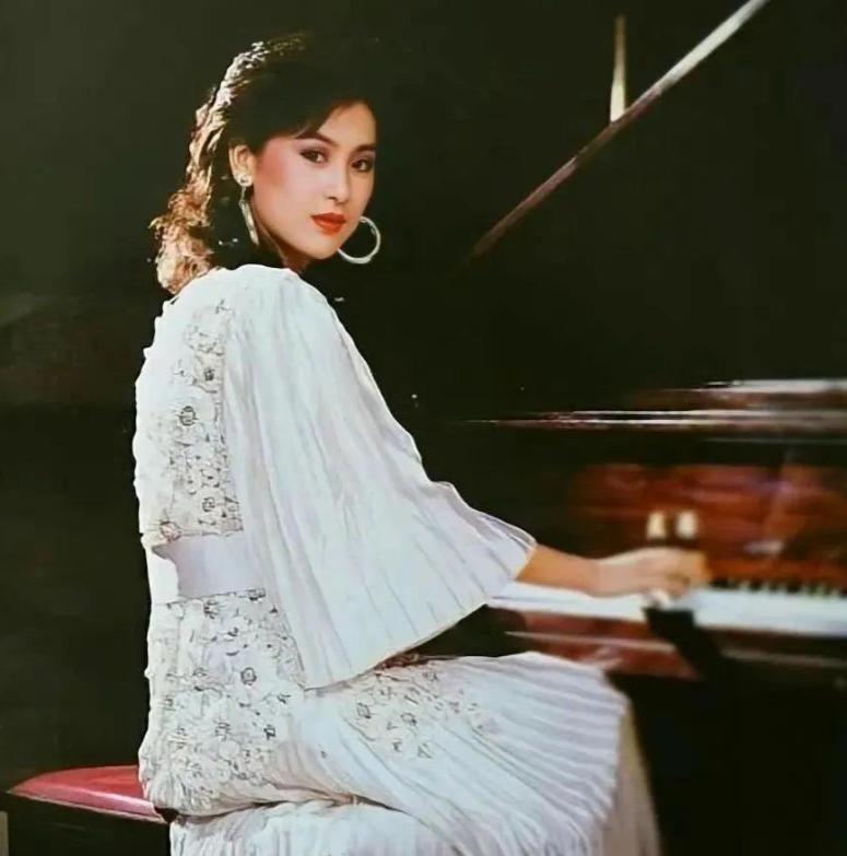 刘雯穿大翅膀走秀视频,刘雯贺聪维密