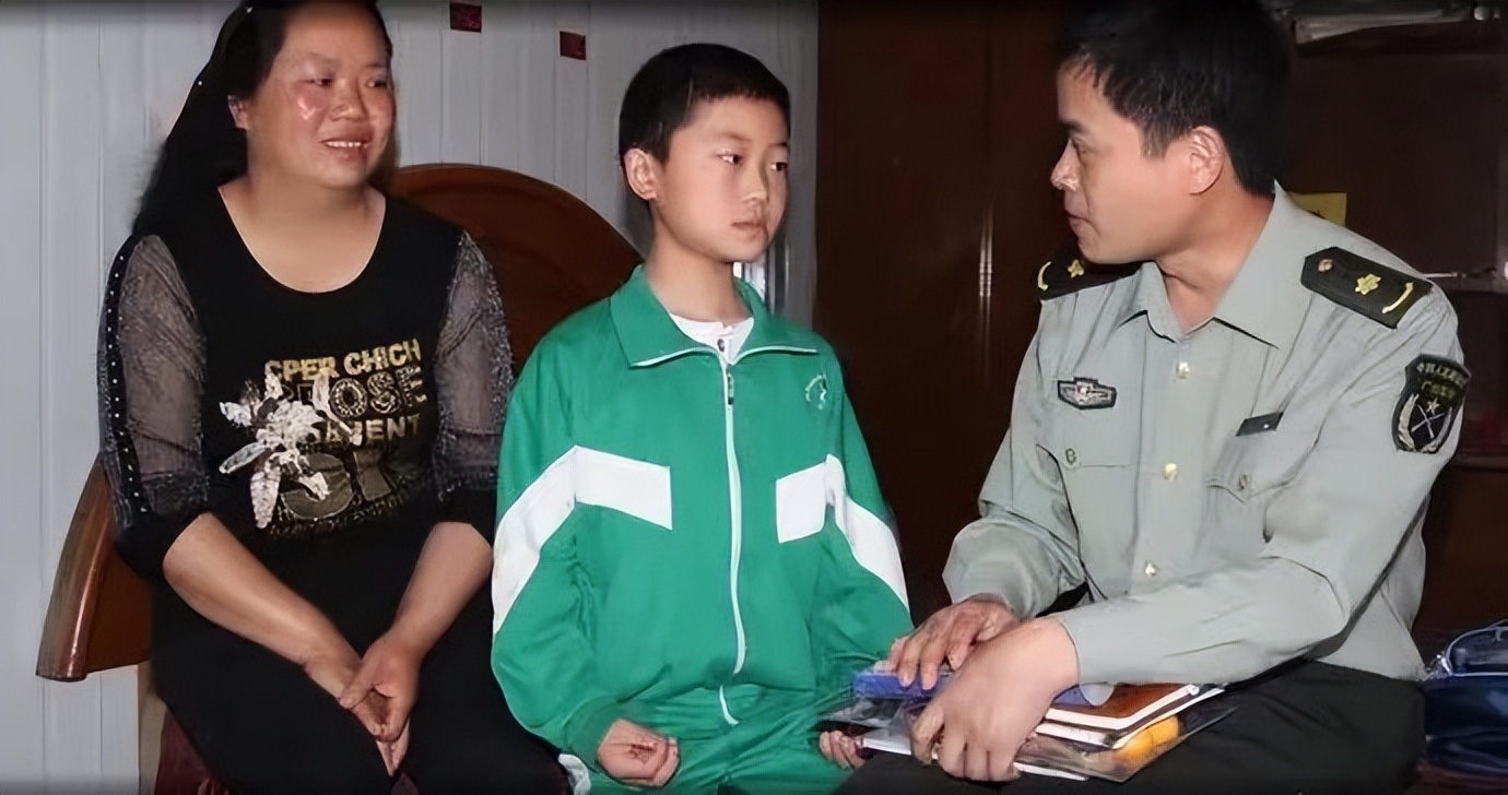 汶川地震后励志要当空降军的男孩,08年汶川地震第一次到灾区的部队