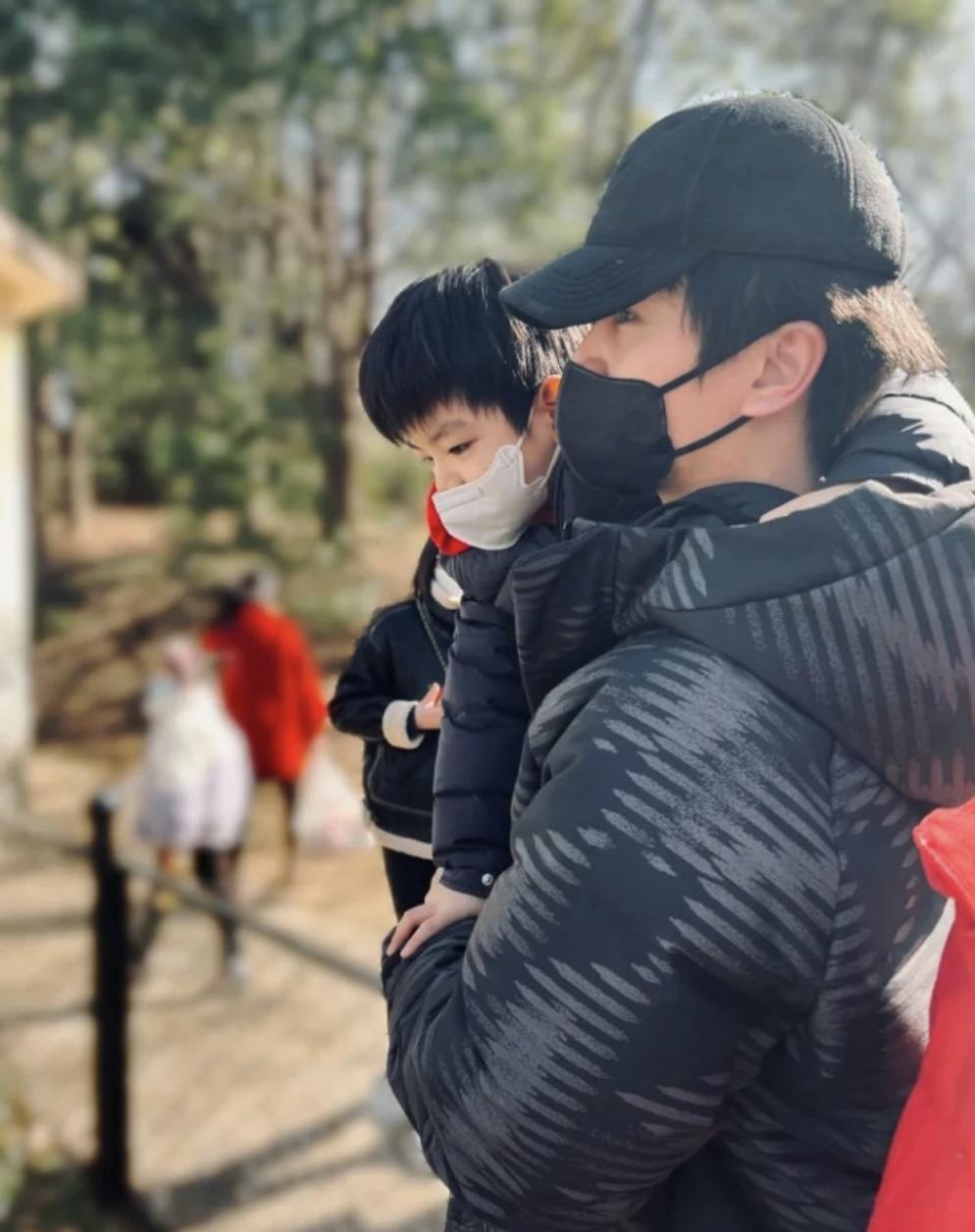 陈妍希给儿子庆生晒与小星星合照,陈妍希晒照为小星星庆生