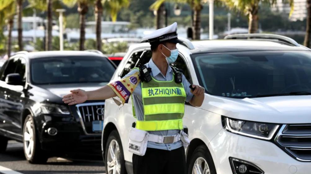 女市民肾结石发作交警紧急送医,女子路上肾结石肚子疼