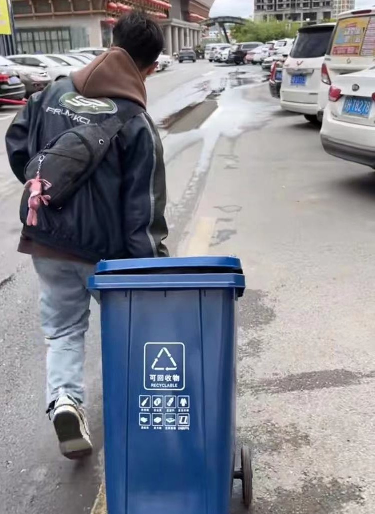 脑洞大开！大学生用垃圾桶当行李箱，既能拉又能装，但有一个缺点