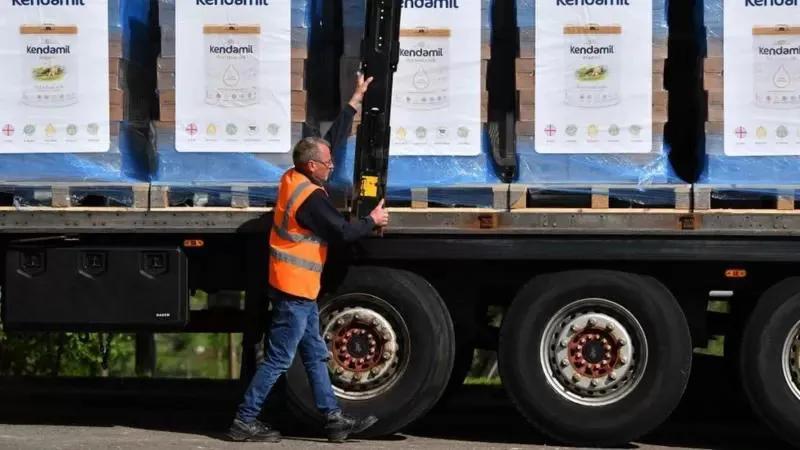 美国为何出现婴儿配方奶粉荒,美国为什么会缺配方奶粉