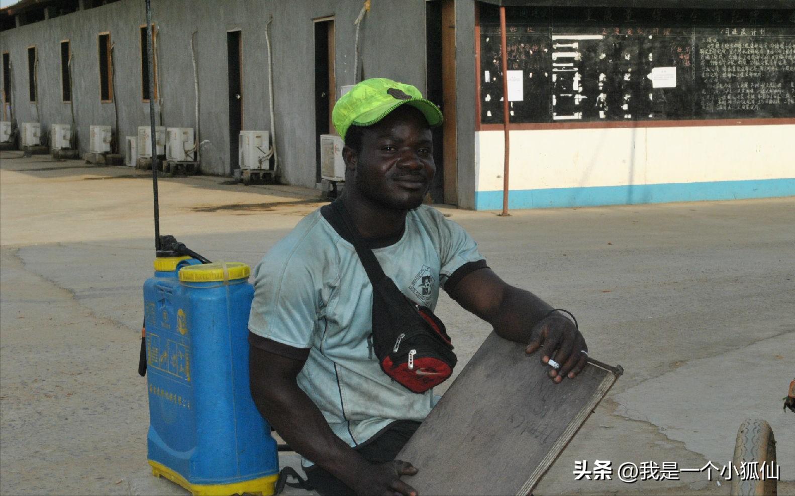 那个叫“*飞机打**”的黑人,又一次带人持枪抢了我们,并且打伤了人