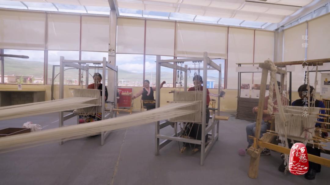 理塘山上的天空之城字样,川西天空之城理塘