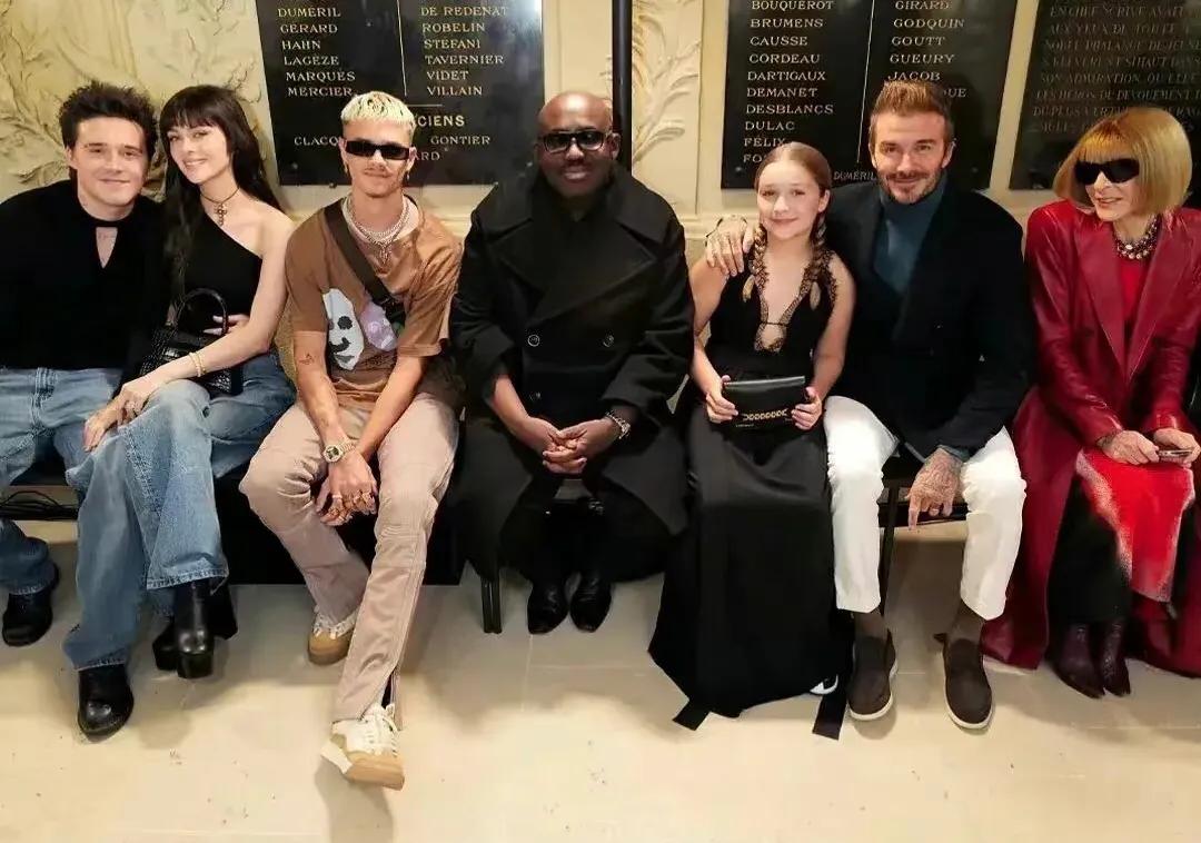 超模穿深v,贝克汉姆女儿穿搭