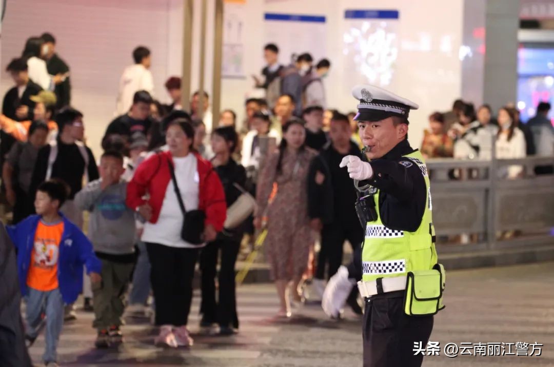 4500名警力加强安保措施,出动警力2100余人次护航群众出行