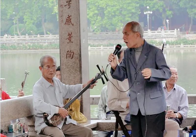 杭州老人肝癌晚期：拒绝化疗、打麻将、吃小吃，晚辈尊重他的选择