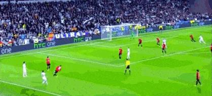 c罗被教练举起来,主教练不让c罗首发的理由