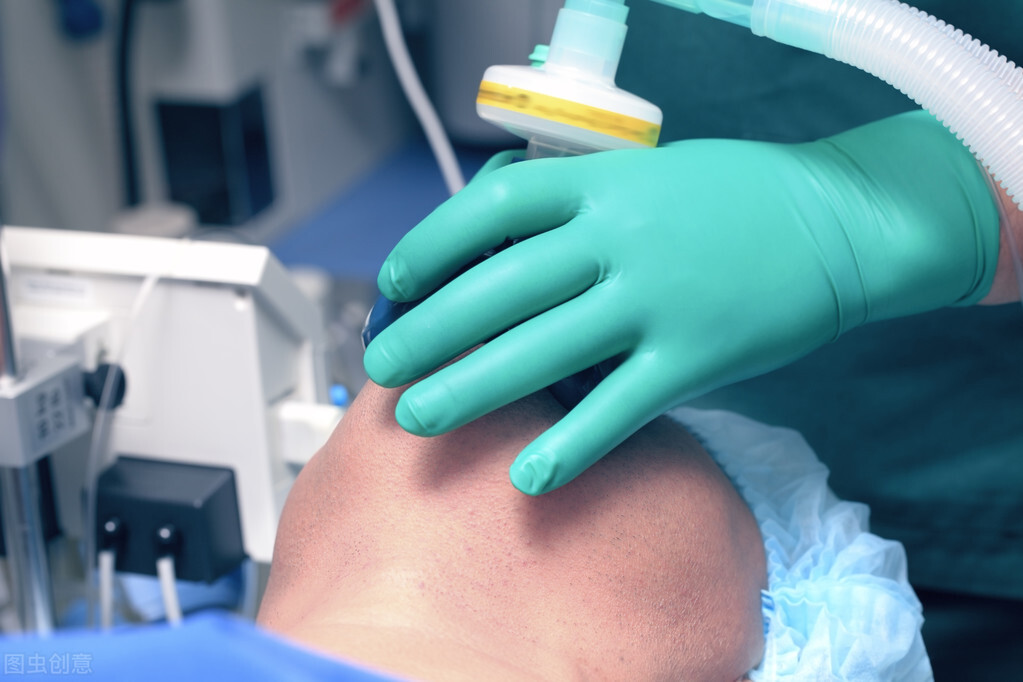 看到患者满腿浸透的纱布，麻醉医生再也忍不住了：你让我怎么救？