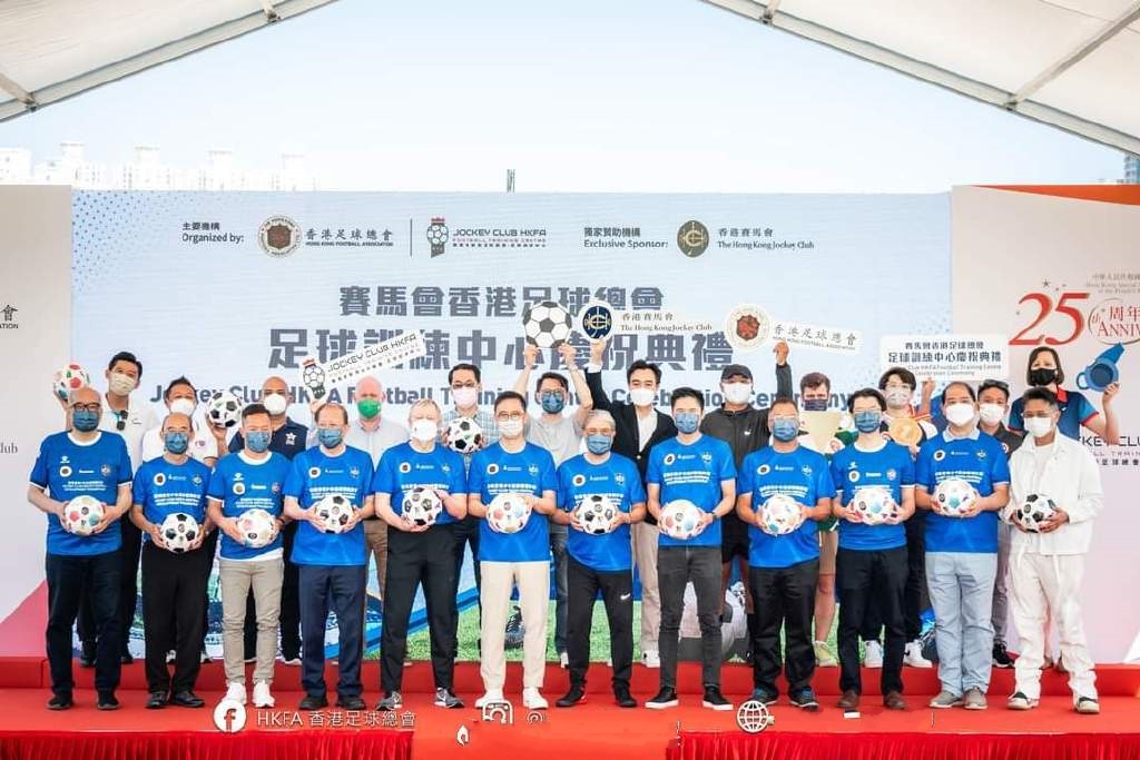 霍启山看香港足球队,霍启山看足球比赛