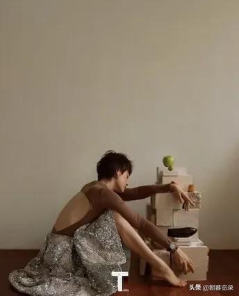 孙俪穿超短上衣秀小蛮腰,孙俪机场最新穿搭图片