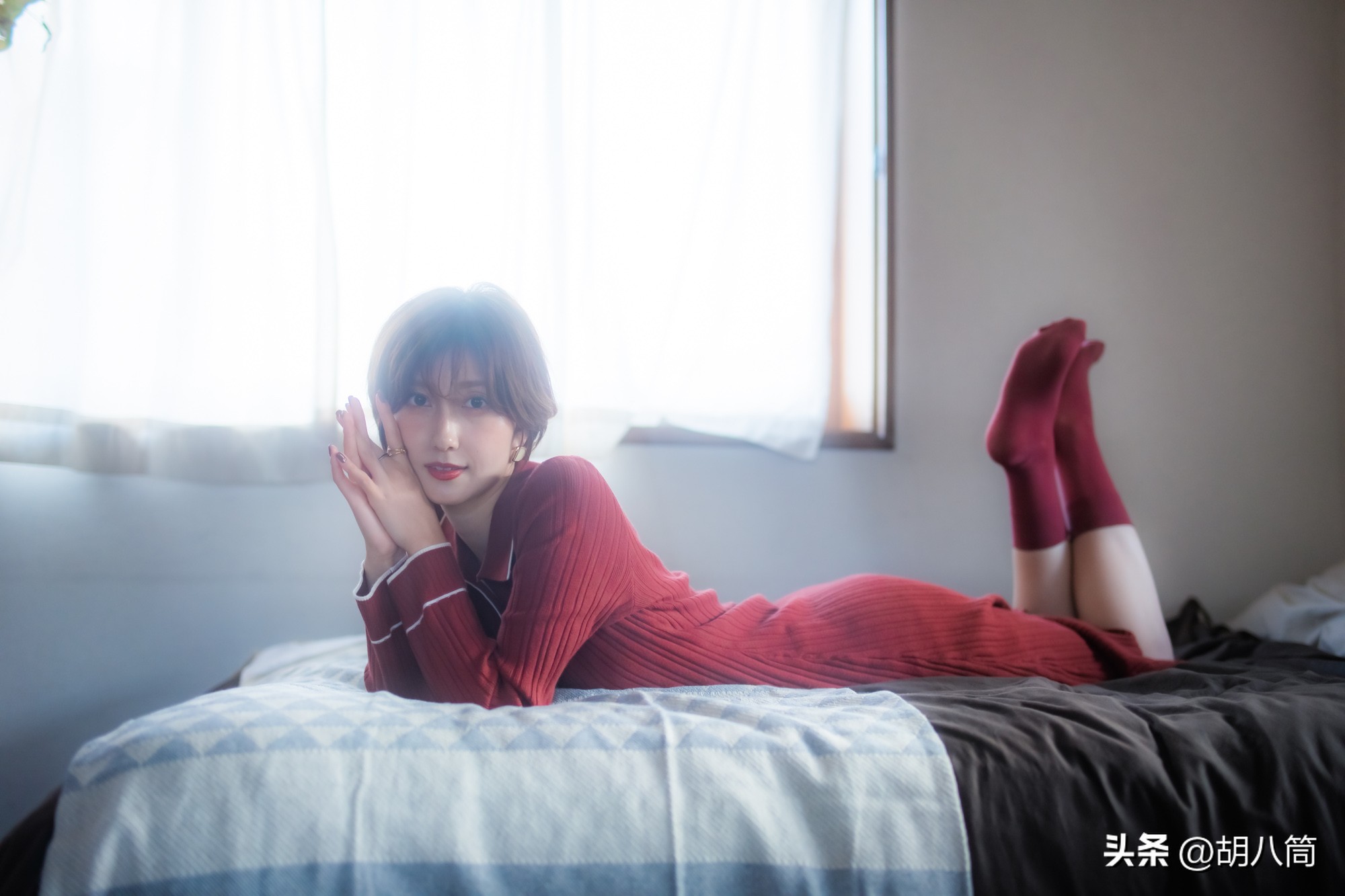 日本顶级模特写真集，堪称红衣战神，美不胜收，第一张我就沦陷了