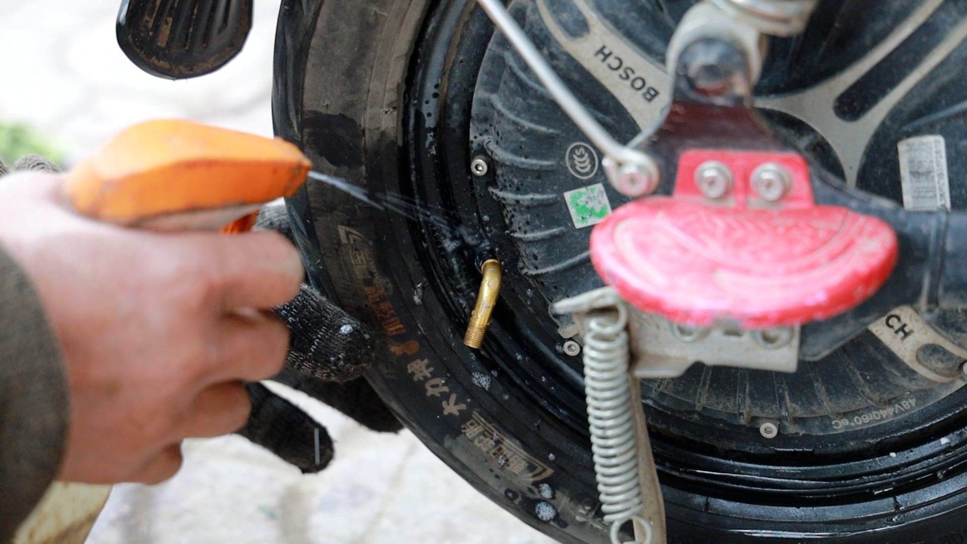 电动车真空胎打过胶漏气还能补吗,电动车真空胎不明原因漏气怎么修