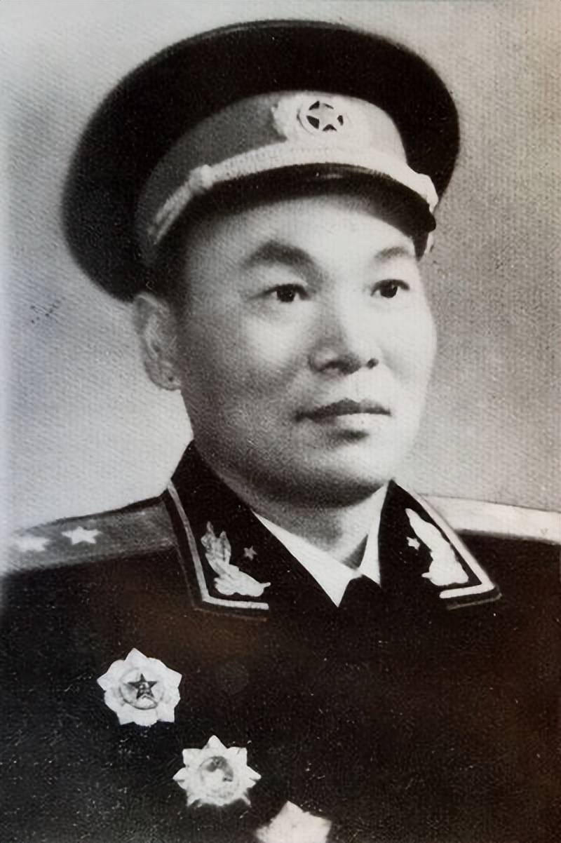 红军进攻被联络员叫停，团长大骂：他是叛徒