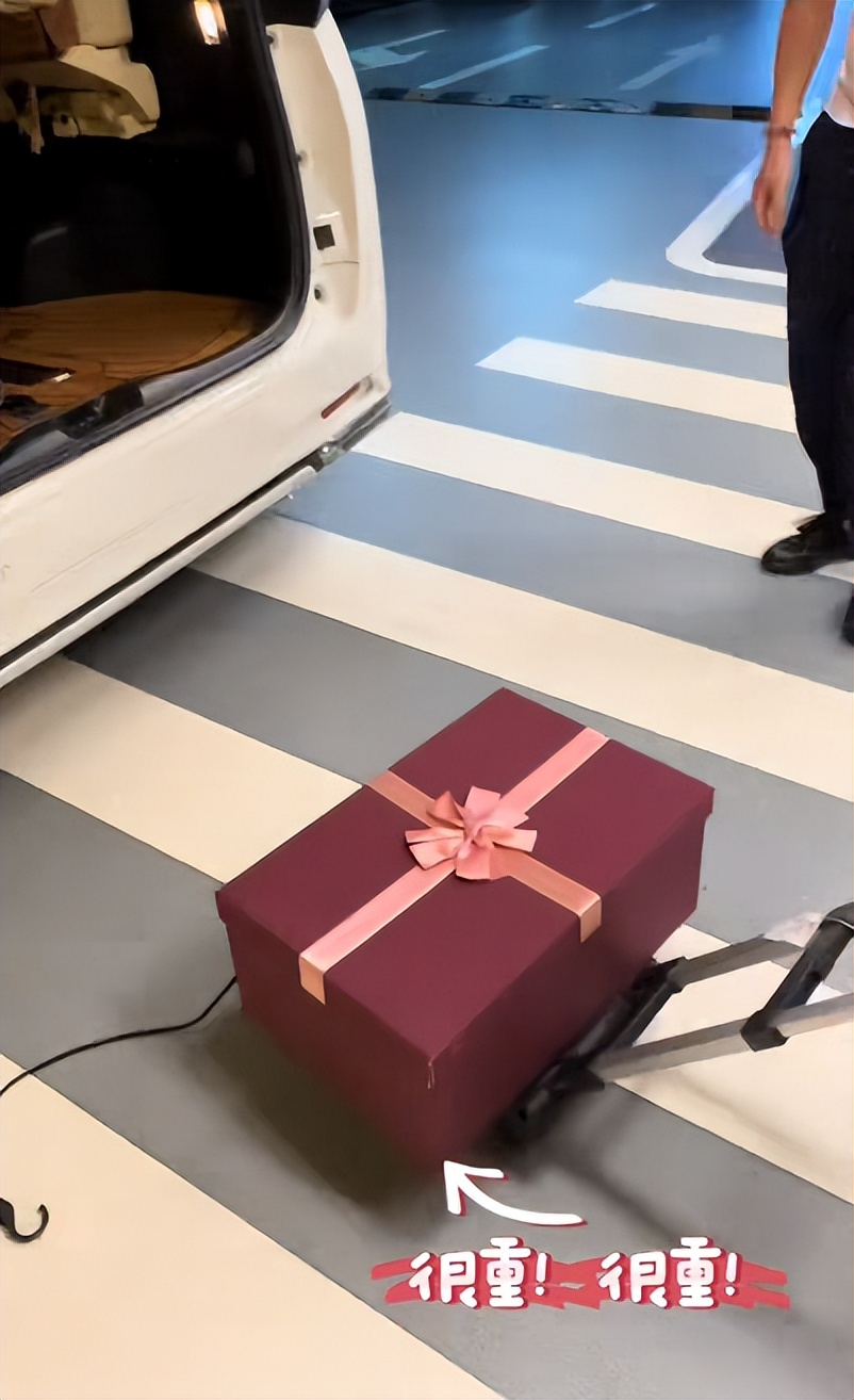 女子过生日收到刮刮卡,朋友过生日送刮刮卡