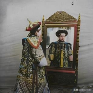 30张老照片:女子依洋人怀,*片鸦**烟枪手中持,白日梦中沉醉