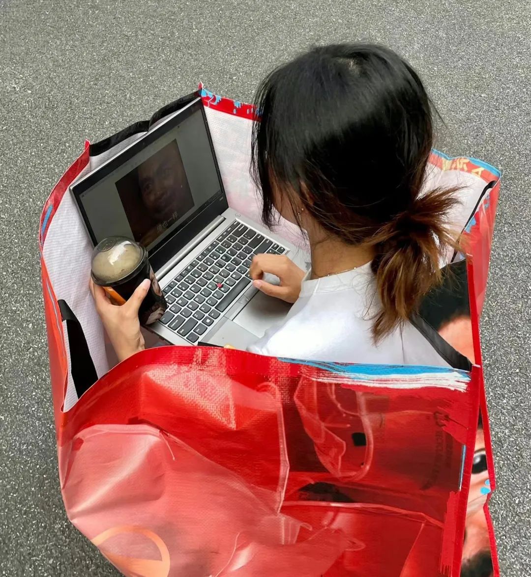 杯子卖到脱销！乐乐茶“发疯上新”，年轻人又精准共情了