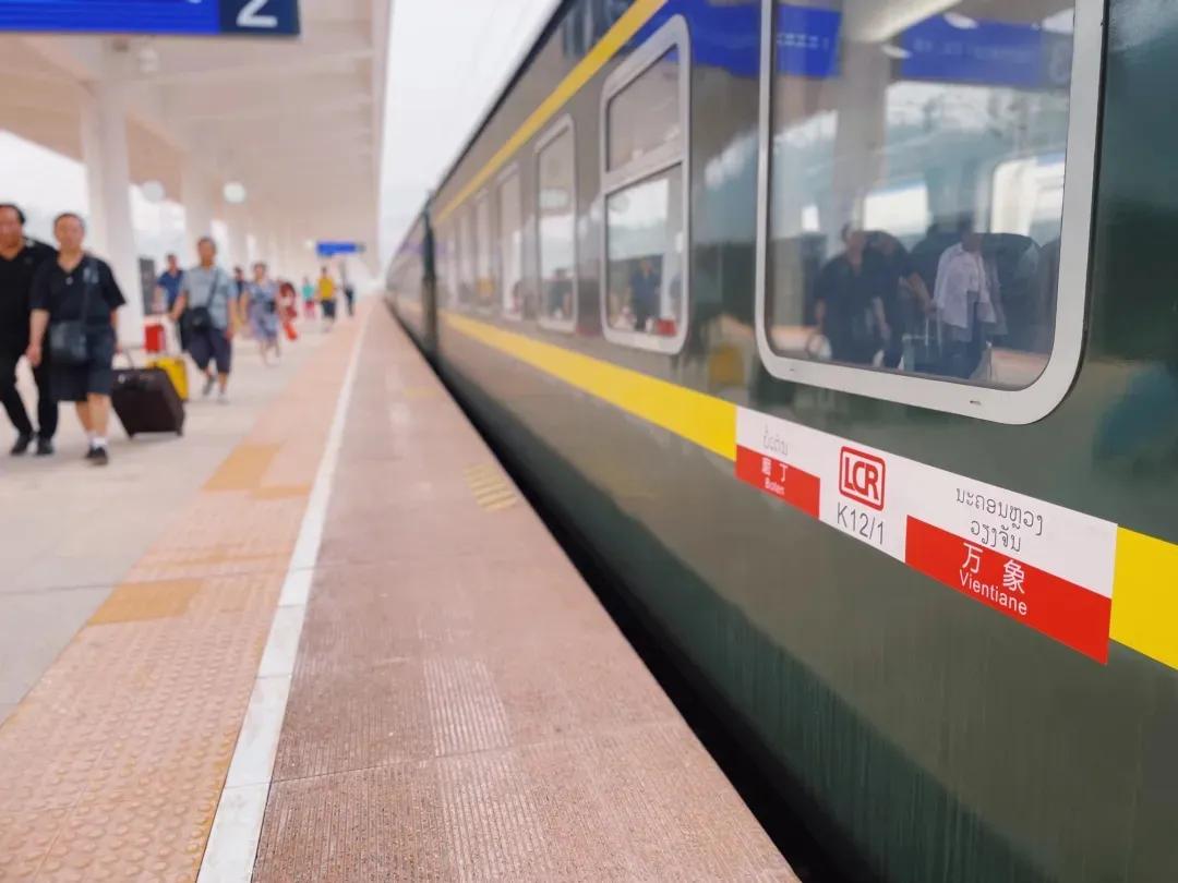 在老挝坐高铁,在老挝的中国高铁