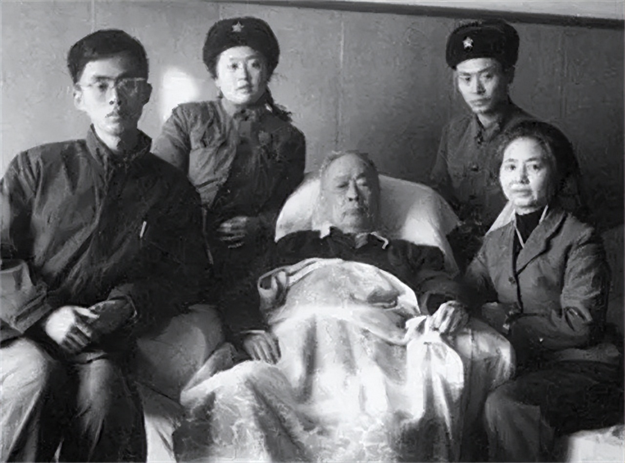 72年陈毅病重回光返照,女儿含泪将耳朵凑近,听见说了八个字