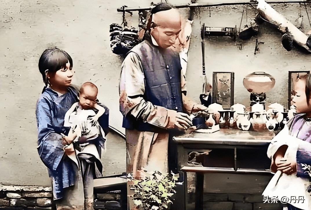 高清老照片：旗人格格大腿岔开豪放洗衣，地主三妻四妾不输女明星