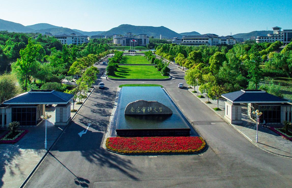 江苏这所普通大学，经常被误会成211，王牌专业太吃香了