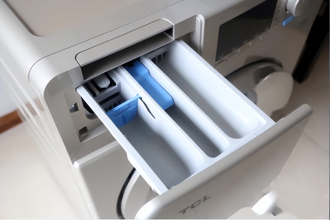 滚筒洗衣机出脏东西的口打不开了,洗衣机有个长方形小盒子