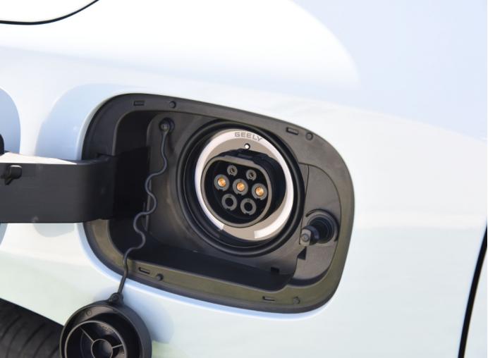 轩逸、朗逸该退位了，10万级首选吉利帝豪LHi·P，油耗低、够安全