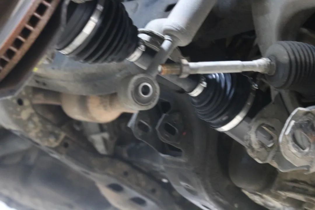 2003年的丰田老霸道，33万公里“车况残旧”，翻新复活变新车