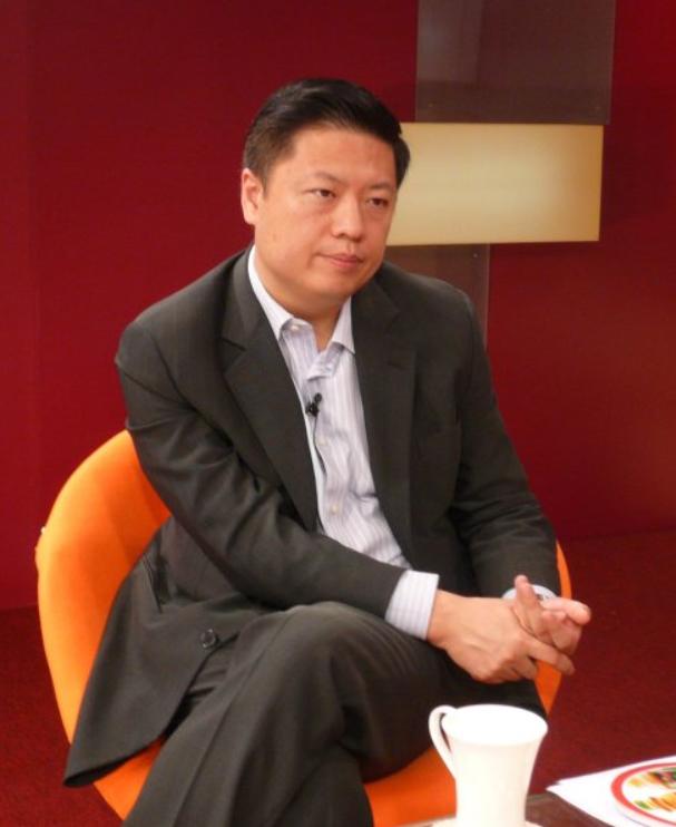 “资本大鳄”王冉：51岁娶小17岁童瑶，凭一己之力“捧红”娇妻