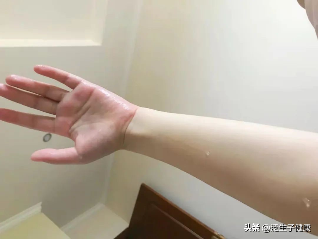 女孩满头大汗淋漓,女孩满身大汗淋漓