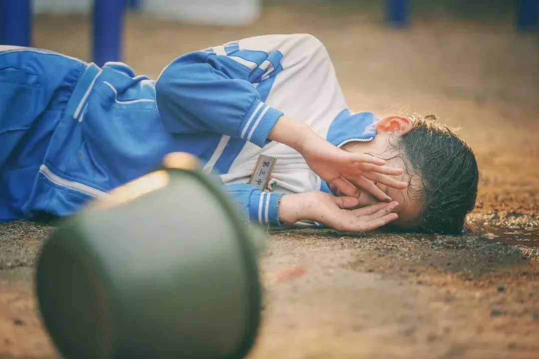 用垃圾桶套头，河南又现校园霸凌，《黑暗荣耀》式的阴影你有吗？