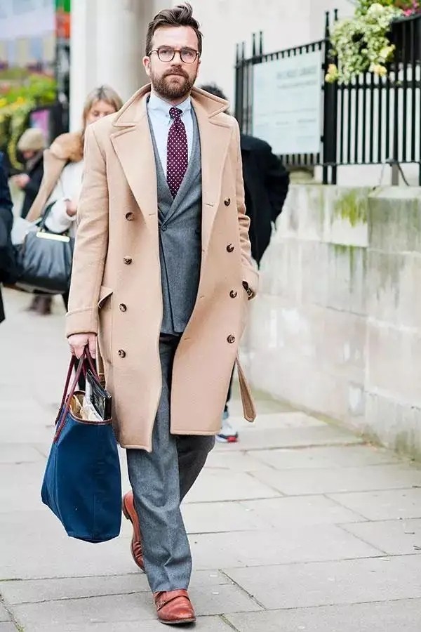 怎么把大衣穿出高级感,大衣穿搭技巧这样搭配越穿越年轻