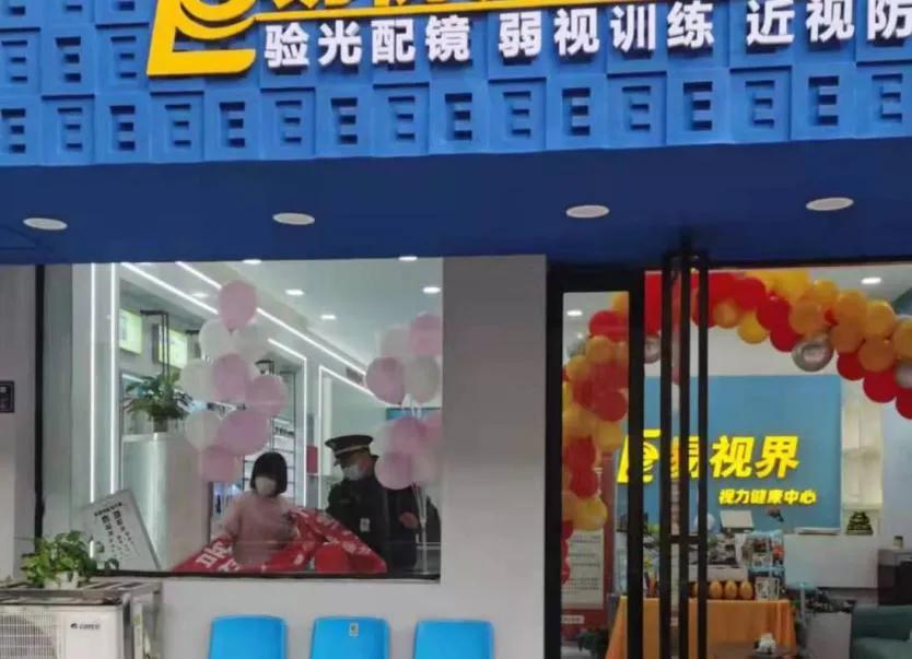 城管清洗门店清除橱窗广告,整治橱窗广告美化城市形象