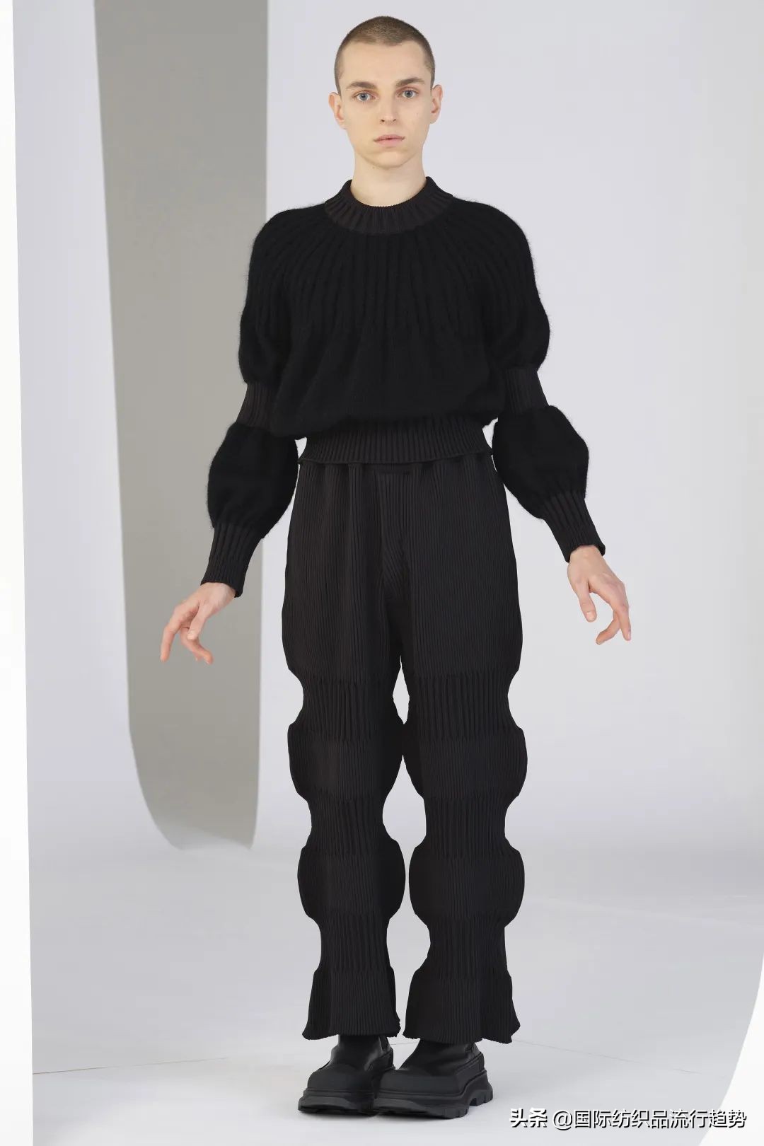 把服装当作思想的容器！看高桥祐介将美学融入到针织艺术中